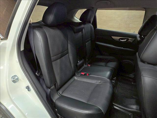 セカンドシートはリクライニング可能でくつろぎの空間。大人二人が乗っても十分なスペースが確保されております