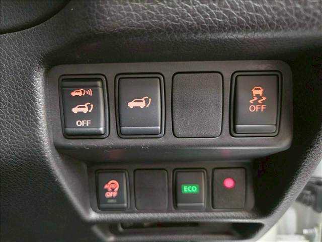 【電動リアゲート】ボタンひとつで大きなゲートも簡単に開閉可能です。