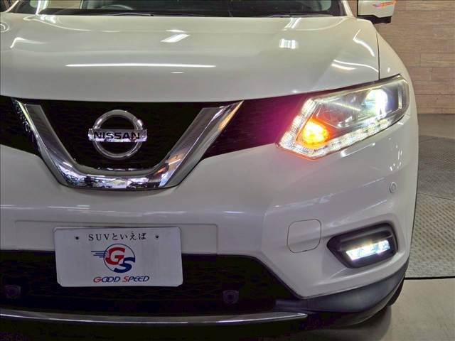 ディスチャージヘッドライト装備！夜間もばっちり照らします。　発光色が太陽光に近い「白」でとても明るい、ディスチャージヘッドライトを採用。