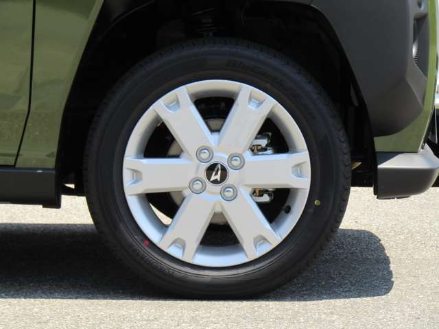 掲載車両は純正ホイールですが、カー用品店のオートバックスグループの自動車販売店なのでお好みの社外アルミホイールもオプション装着できます。お菌入りのメーカーや銘柄があれば是非お気軽にご相談ください。
