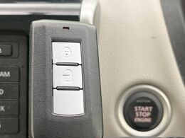 【スマートキー】カバンやポケットに入れたままでもドアの施錠・解錠が可能なスマートキーを装備。エンジンのオン・オフ時もカギを取り出す必要が無いからとっても便利です♪