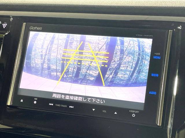 【バックカメラ】駐車時に後方がリアルタイム映像で確認できます。大型商業施設や立体駐車場での駐車時や、夜間のバック時に大活躍！運転スキルに関わらず、今や必須となった装備のひとつです！