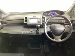 車内は光触媒抗菌消臭施工済です。インパネ周りはスタイリッシュなデザインです。グローブボックスやカップホルダーのほかにトレーなどたくさんの収納スペースが付いています。