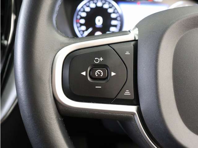 設定した速度を上限に、前方車両との車間距離を自動的に調整しながら加速、巡航、減速を交通の流れに合わせて自動で行う全車速追従機能付ACC（アダプティブ・クルーズ・コントロール）を標準装備しています。