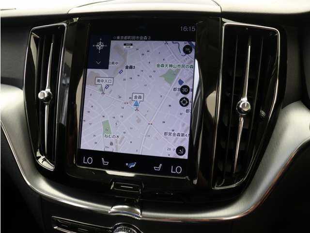 9インチのタッチスクリーン式センターディスプレイは直感的な操作性を実現。手袋を着用したまま扱えるほど応答性に優れ、映り込みを抑える特殊コートにより外光の影響は最小限に抑えられています。
