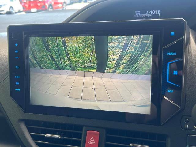 【バックカメラ】駐車時に後方がリアルタイム映像で確認できます。大型商業施設や立体駐車場での駐車時や、夜間のバック時に大活躍！運転スキルに関わらず、今や必須となった装備のひとつです！