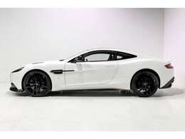 メーカーオプション　Exterior Badging 17,280 Second Glass Key 86,400 Mirror Caps 2×2Twill Carbon Fibre Gloss 184,000 2+2Seating Arrangement 521,640 Roof Gloss 2×12Twill Carbon Fiber 412,560