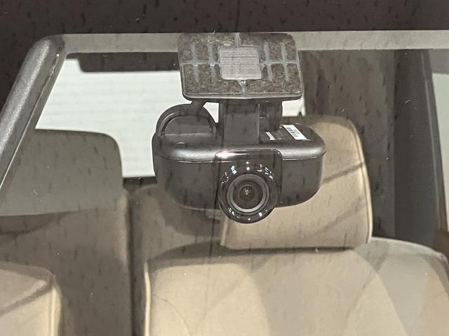 カーナビ連動の純正ドライブレコーダーを装備☆　事故直前・直後のデータを記録しておくことで、客観的な検証を行うことができるので、もしもの時の為に安心の装備です☆　今や必須装備ですね♪