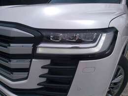夜間でも明るいLEDヘッドライトがついたお車です