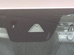 【アドバンスドスマートブレーキサポート】走行中に前方の車両等を認識し、衝突しそうな時は警報とブレーキで衝突回避と被害軽減をアシスト。より安全にドライブをお楽しみいただけます。