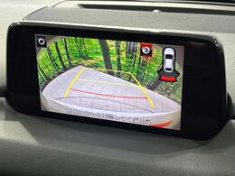 【バックカメラ】駐車時に後方がリアルタイム映像で確認できます。大型商業施設や立体駐車場での駐車時や、夜間のバック時に大活躍！運転スキルに関わらず、今や必須となった装備のひとつです！