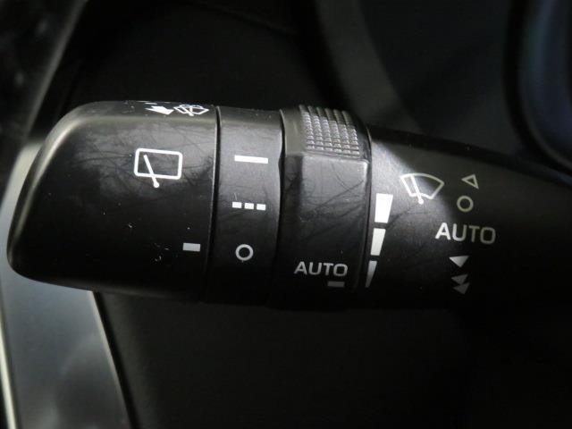 ワイパースイッチです。「INT」では間欠ワイパーの作動時間間隔を変更できます。リヤワイパーも操作できます。