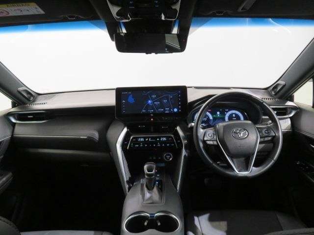 シンプルながら機能性あふれる運転席廻りです。視界性もよく、運転しやすいですよ。