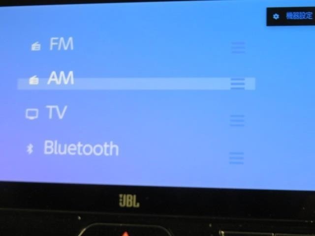 Bluetooth（ブルートゥース）接続機能付き。スマートフォンなどからお気に入りの音楽をワイヤレス再生できます。ドライブがさらに楽しくなりますね。