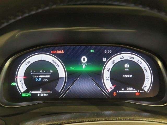 「メーターパネル」です。視認性に優れ、見やすい位置に配置がされています。