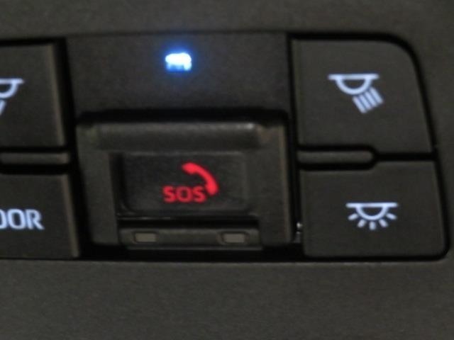 SOSボタンです。自動車の運転中、事故や急病時などの緊急事態が発生したときに、ヘルプネットを通じて外部に救助を手配するためのボタンです。