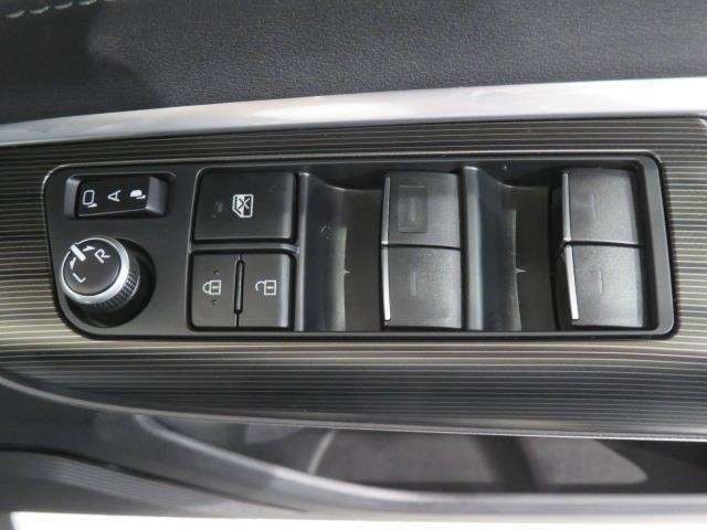 パワーウィンドは今や当たり前の機能ですが、無いと困る機能です。運転席からの操作で、全席の窓を振るオープンにしたり、フルクローズが可能です。