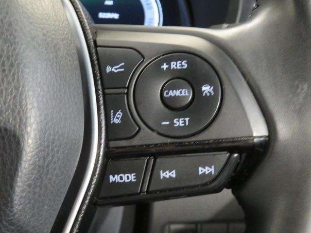 高速道路での長距離走行が楽になります。自動で速度を保つクルーズコントロールが、衝突軽減システムと連動し、前方の車両を検知して車間距離を保つように速度調整をしてくれます。