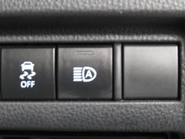 オートマチックハイビームとは、先行車や対向車のライトを認識し、ハイビームとロービームを自動で切り替える機能です。夜道の視界を確保します。詳細は販売店スタッフまでおたずねください。