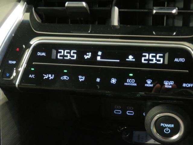 運転席、助手席別々に温度設定ができるデュアルエアコン装備です。男性が暑いと感じても、女性は寒いと感じる、そんな時の車内温度を別々に調節できるので、ストレスなくドライブをお楽しみいただけます。