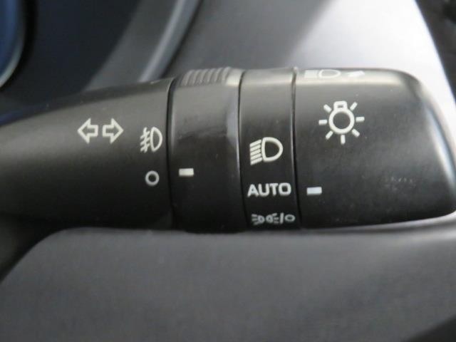 ライトスイッチです。「AUTO」にすると外の明るさに応じてスモールライト・ヘッドライトが自動でON・OFFします。夕暮れ時や屋内駐車場、トンネルなどに便利です。フォグランプもON・OFFできます。