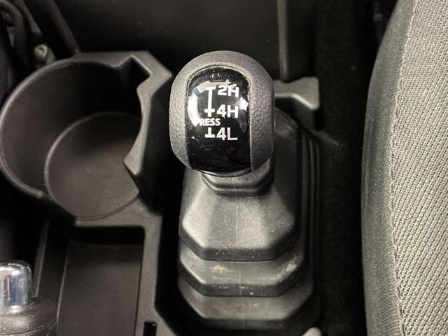 【シフトレバー】『シフトレバー』の画像になります。写真の内容に関してご不明点、ご質問等がございましたらお気軽にガリバー店舗までお問い合わせください。