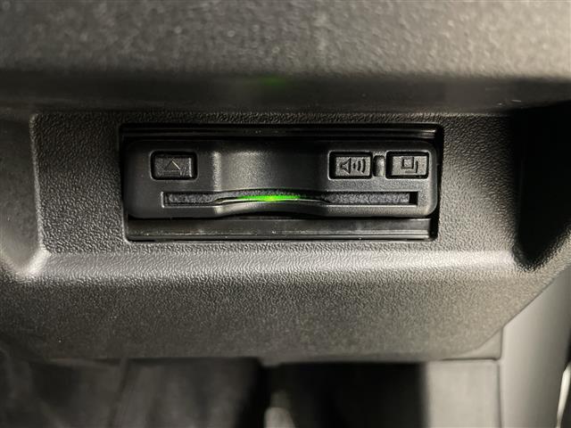 【ETC】有料道路を利用する際に料金所で停止することなく通過できる、ETC車載器（ノンストップ自動料金収受システム機器）が装備されています。セットアップを行うことで利用可能になります。