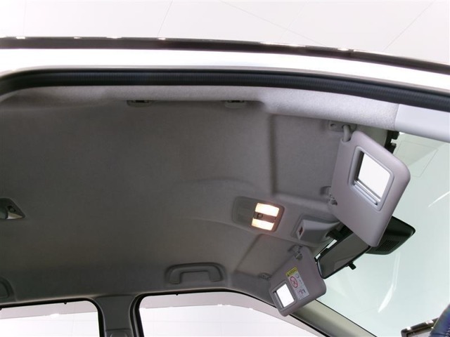 サンバイザーには、バニティーミラー付いてます。