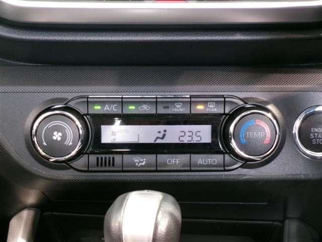 オートエアコンで快適な室内です。