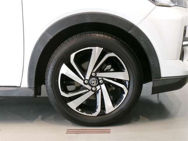 純正のアルミホイール装着車です。タイヤサイズは195/60R17です。