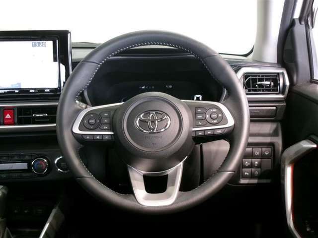 ステアリングスイッチ付き。前方から目を離すことなく操作することが可能です。