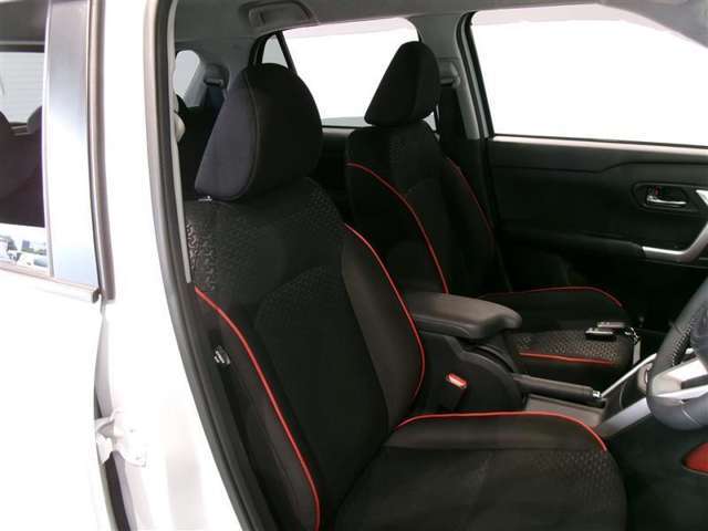 高いホールド性で運転姿勢が安定します。長距離ドライブでも疲れにくいのが魅力です。快適なドライビングライフをお送りください♪