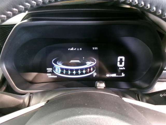 とっても見やすいメーターです。夜間時はラグジュアリーな気分にさせてくれる照明が魅力ですので、夜のドライブも楽しみになりますよ♪