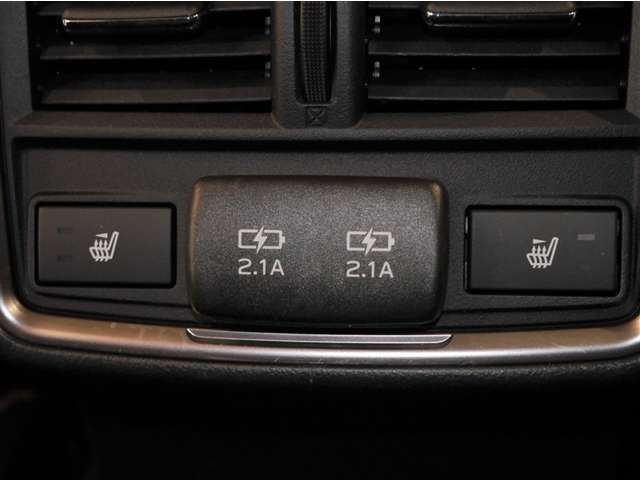 左リヤシートヒーター/充電用USB端子/右リヤシートヒーター