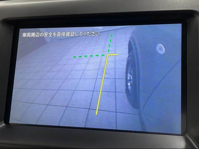 【カラーサイドモニター】を装備しております。左前タイヤ付近の映像がカラーで映し出されますので幅寄せや縁石の確認ができて安心です。