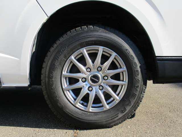 夏タイヤは国産の195/80R15溝あります。