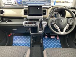 インパネ回りです。インパネシフト採用で足元空間が広々しています。広々とした空間は運転の疲れを軽減します♪