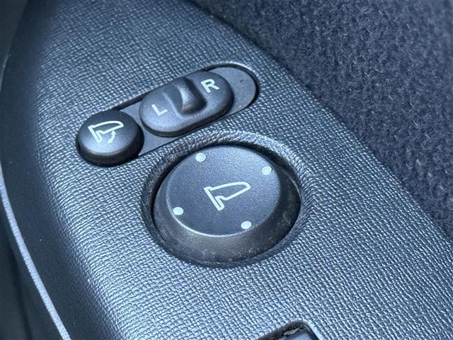 【電動格納ミラー】ドライバーの目線に合わせ、ミラーの上下左右調整が可能です
