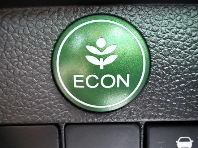 ☆ECOスイッチ☆セレクターレバーの横にある“ECOスイッチを押すとバルブタイミングや点火位置の制御など省燃費モードで走行してくれ、メーター内に表示されます。