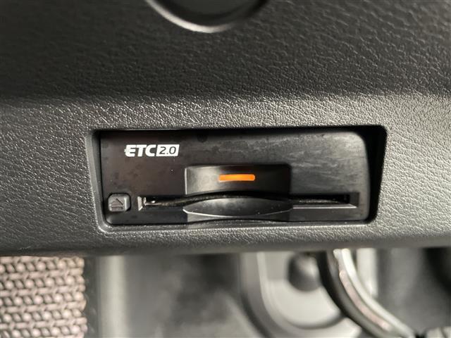【ETC】有料道路を利用する際に料金所で停止することなく通過できる、ETC車載器（ノンストップ自動料金収受システム機器）が装備されています。セットアップを行うことで利用可能になります。