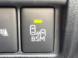 【ブラインドスポットモニター】走行中、ドアミラーの死角になりやすい箇所に後続車が接近するとサイドミラーのレンズに警告を表示！ドライバーに注意喚起をしてくれます。