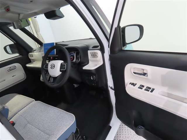 【禁煙車の定義】当店の定義・・・☆タバコ臭くない事☆コゲがない事☆灰皿等の喫煙器具が未使用の事　以上3項目をクリアした場合【禁煙車】と表示します。（現状を表しています。過去の事は、断定できません。）