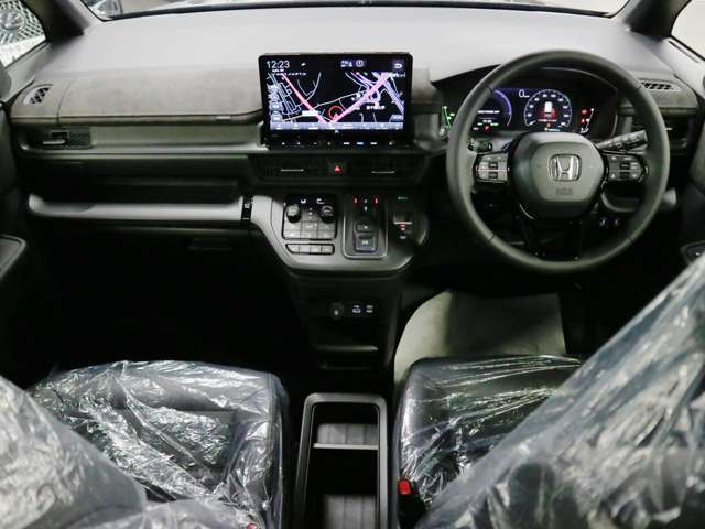 業者によるルームクリーニング実施☆室内の細かい所からエンジンルームまでキレイになった状態でお渡し致します♪