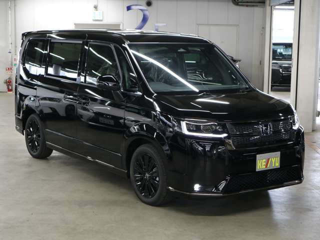 雨が降ってもゆったりと車選びができる全天候型立体展示場！エスカレーター完備！