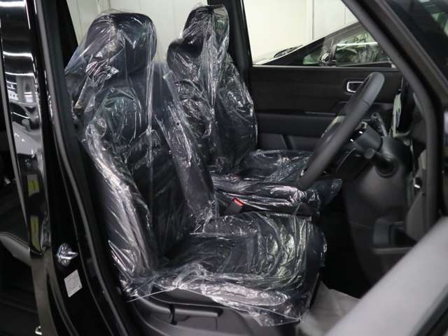 当社販売担当者、仕入担当者、リフトに持ち上げ車検検査員による下廻りチェックをクリアした高品質車を展示しております。