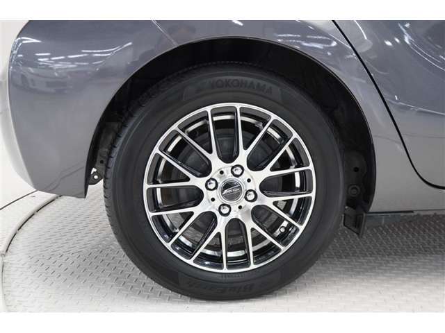 タイヤサイズ（175/65R15）です。社外製アルミホイール装着しています。