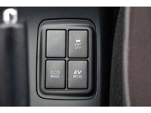 EVモードは電気モーターのみを使って走行するモードです。深夜の住宅街、屋内駐車場でエンジン騒音や排気ガスを気にすることなく走行できます。