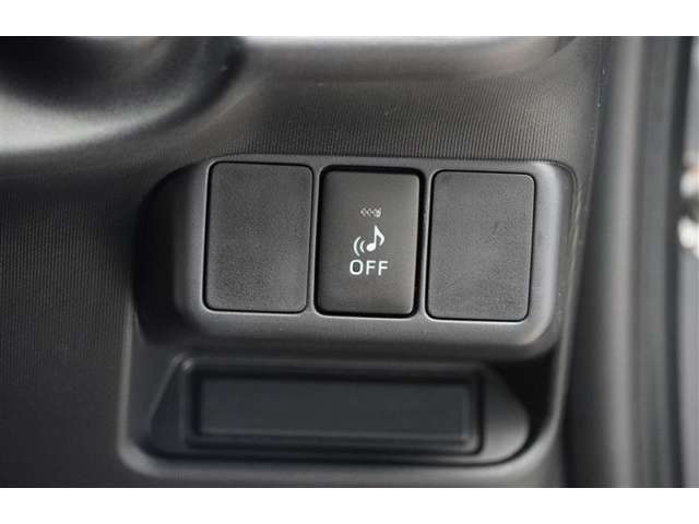 押してOFFにすると接近時になる音がならなくなる、ハイブリッド車に搭載している機能です。