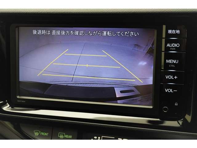 バックモニターがあれば車庫入れ時など、後ろが確認できて安心です。運転に自信がない方にはおすすめの装備です。ただし、バック時目視での確認も忘れずに。