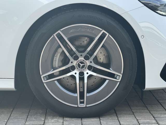 輸入車ならではの高性能ホイールを装備。しつこい鉄粉や錆に高い効果を発揮する「ホイールコーティング」の施工も受付中！お気軽に担当営業までご相談ください。